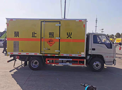 水城爆破器材运输车工人安全操作规范与智能技术保障